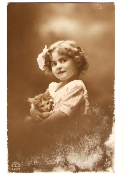 画像1: 子猫を抱く女の子 (1)