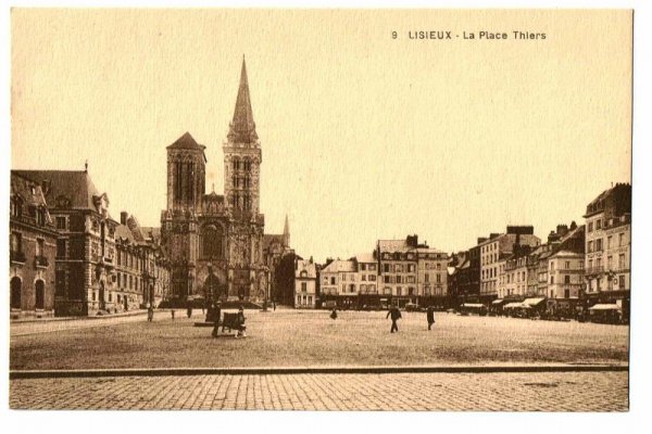 画像1: フランス　LISIEUX 街の広場 (1)