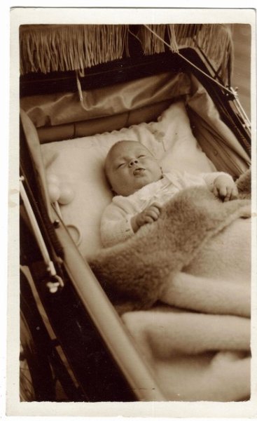 画像1: 肖像写真　ベッドで眠る赤ちゃん (1)