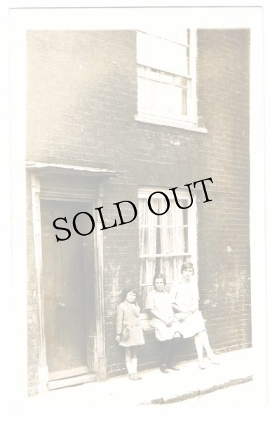 画像1: 肖像写真　家の前の女の子３人 (1)