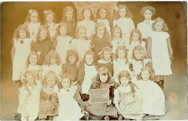 画像1: 小学校　女の子集合写真　イギリス1909年 (1)