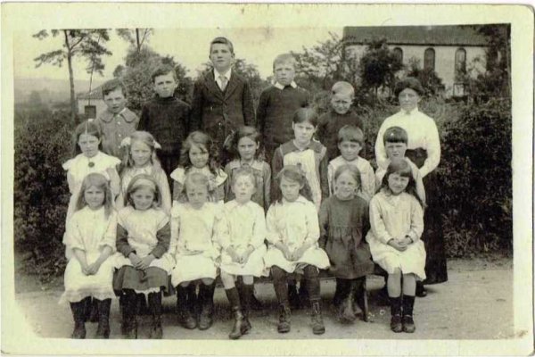 画像1: 小学校　女の子集合写真　イギリス1910年代頃 (1)