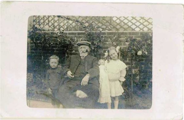 画像1: 肖像写真　おじいさんと子ども達　お人形　イギリス (1)