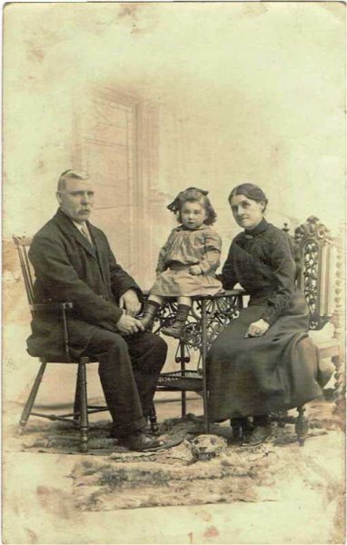 画像1: 家族肖像写真　イギリス　1910年代頃　女の子と祖父母 (1)