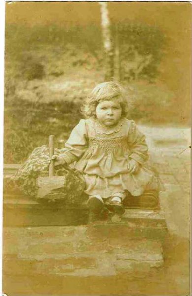 画像1: 肖像写真　ハンマーを持つ女の子　イギリス (1)