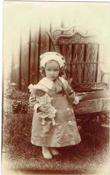 画像1: 肖像写真　お人形と女の子　イギリス　1910年代頃 (1)