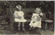 画像1: 肖像写真　ぬいぐるみとお人形を持つ女の子 　イギリス 1916年 (1)