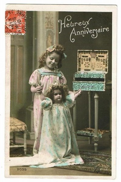 画像1: お人形さんと遊ぶ女の子とお裁縫箱 (1)