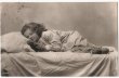 画像1: お人形さんと眠る女の子 (1)