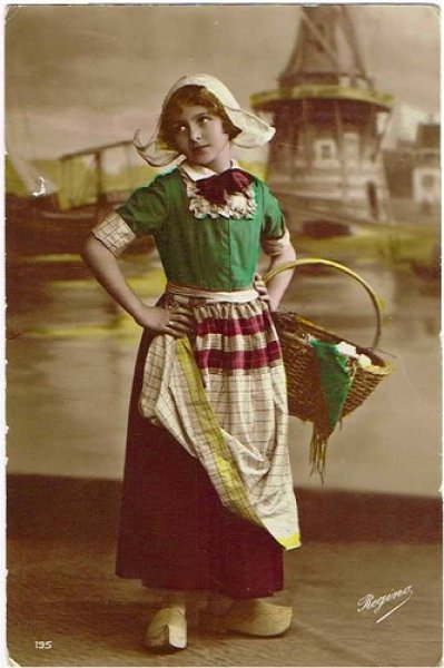 画像1: オランダ衣装の女の子 (1)