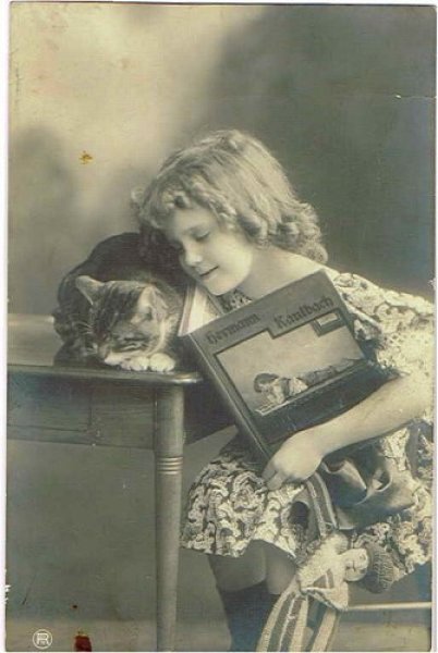 画像1: 猫と絵本を持つ女の子 (1)