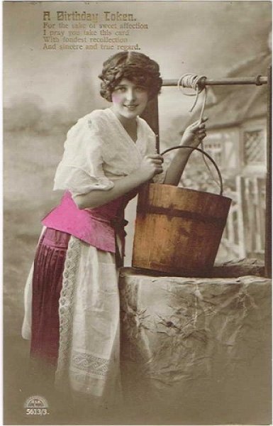 画像1: 井戸水を汲む女性 (1)