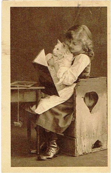 画像1: 猫と本を読む女の子 (1)