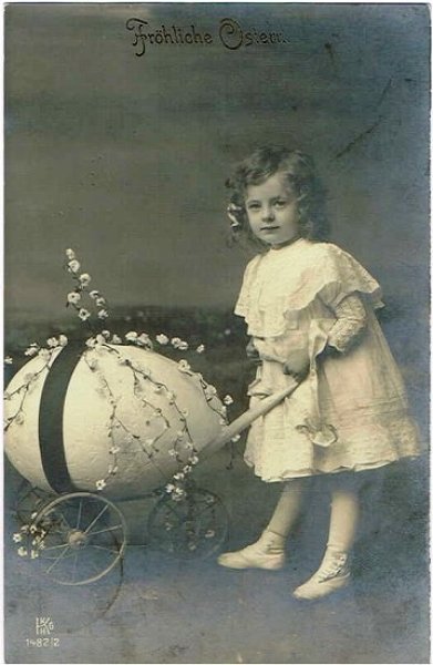 画像1: 大きな卵を運ぶ女の子　イースター (1)
