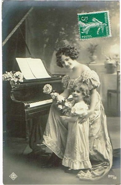画像1: ピアノの前の女性と女の子 (1)