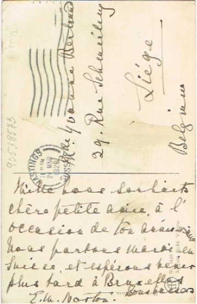 画像2: パーティ前夜に帽子を試着する女の子  Pauli Ebner (2)