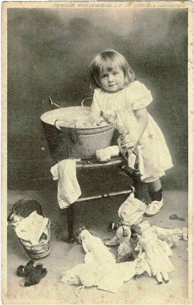画像1: お人形さんを洗う女の子 (1)
