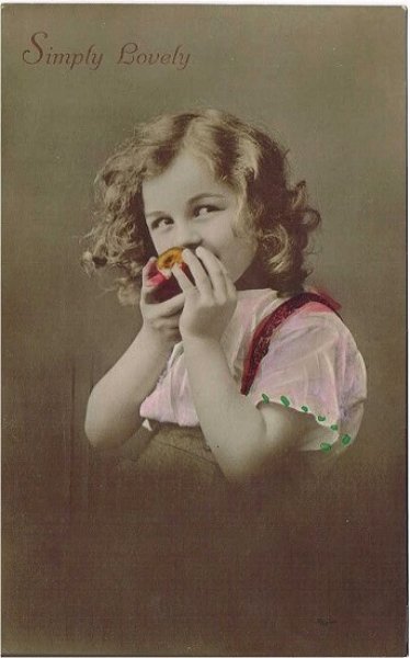 画像1: リンゴを食べる女の子 (1)