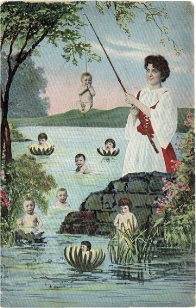 画像1: 赤ちゃんを釣り上げる女性 (1)