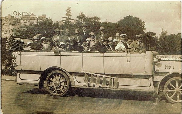 画像1: イギリス　大きな車に乗る人々 (1)
