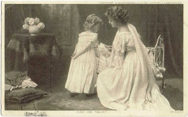 画像1: 赤ちゃんを見守るママと女の子 (1)
