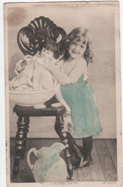 画像1: お人形を洗う女の子 (1)