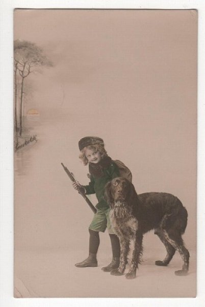 画像1: 猟犬とハンターの女の子 (1)