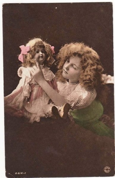 画像1: お人形さんと女の子 (1)