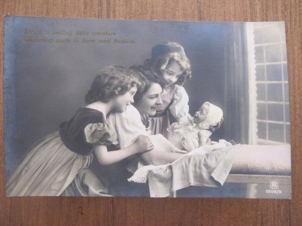 画像2: 赤ちゃんを見つめるママと姉妹 (2)