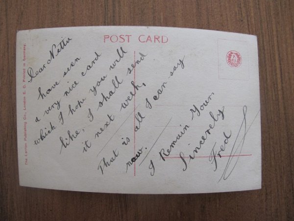 画像3: 赤ちゃんを見つめるママと姉妹 (3)