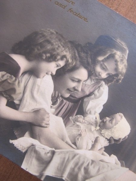 画像1: 赤ちゃんを見つめるママと姉妹 (1)