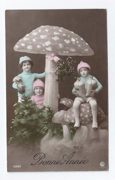画像1: フランス　大きなキノコと子どもたち　1910年代 (1)