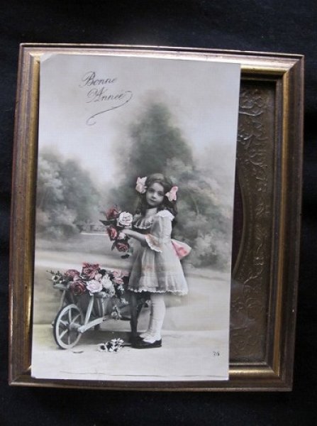 画像2: フランス 薔薇のお花車と女の子 1910年頃 (2)