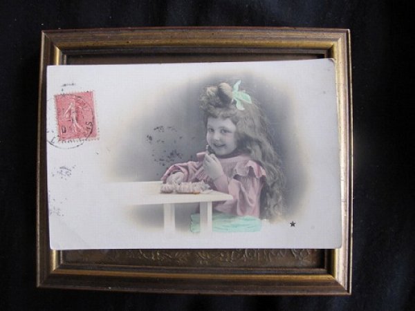 画像2: フランス お菓子を食べる長い髪の女の子 1904年 (2)