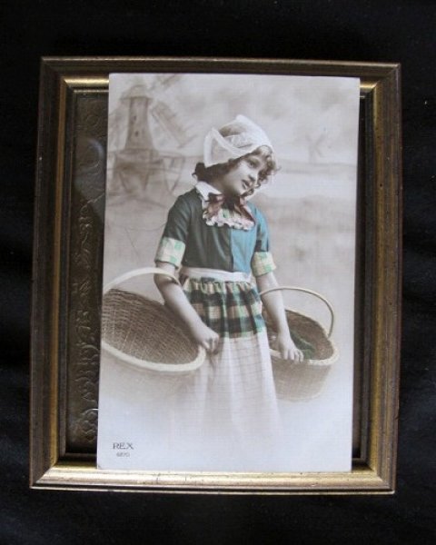 画像2: バスケットを両手に持つオランダ服の女の子 1913年 (2)