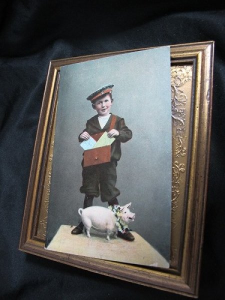 画像2: Postcard  郵便配達をする男の子と子豚 1910年頃 未使用 (2)