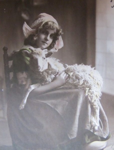 画像1: Postcard  羊と女の子　1912年 (1)