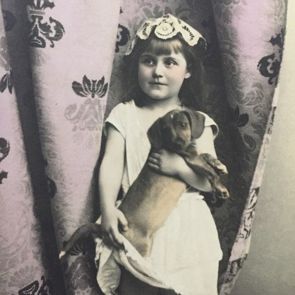 画像1: Postcard　ダックスフンド犬と女の子　未使用　 (1)