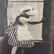 画像1: Postcard　窓の下を眺める小さなメイドさん　イギリス1904年　 (1)