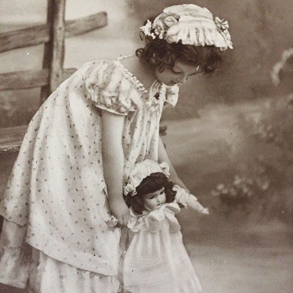 画像1: Postcard　お人形さんと女の子　ビスクドール　イギリス1910年　 (1)