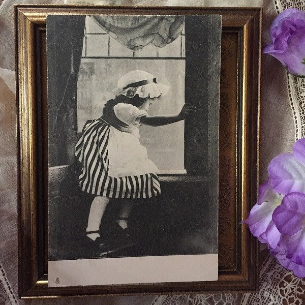 画像2: Postcard 窓の下を眺める小さなメイドさん イギリス1904年  (2)