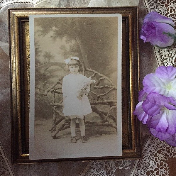 画像2: Postcard 肖像写真 ウサギのぬいぐるみと女の子 イギリス1916年  (2)