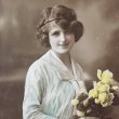 画像1: Postcard　黄色のバラの花束を持つ女性　 (1)