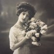 画像1: Postcard　薔薇の花束を持つ女性　1913年　 (1)