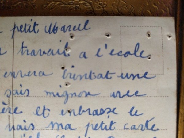 いくつかの針穴があけられています