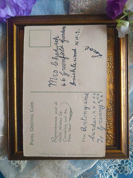 画像2: Postcard ブルドッグ犬と一緒に眠る2匹の子猫 パネルカード  (2)