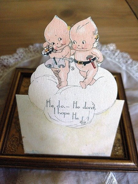 真ん中を折り曲げると立体式のカードになります