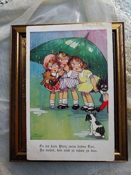 画像2: Postcard 傘を持った女の子3人組とゴーリー人形と子犬 Agnes Richardson (2)