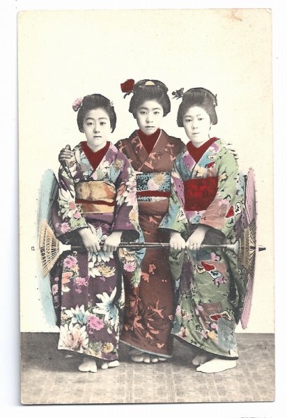 画像1: 手彩色絵葉書　着物姿の少女たち　3人　和傘 1909年 (1)