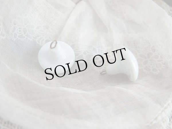 左の留め具部分が少し欠けていますが、製造時からのものと思われます。